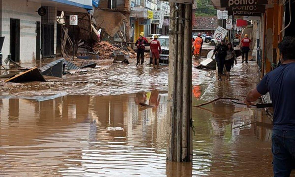Sobe para 70 o número de mortos após fortes chuvas em Minas Gerais
