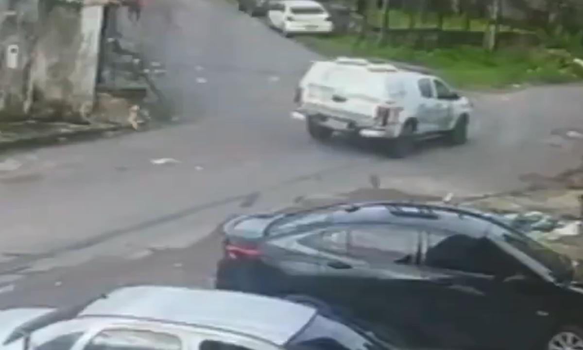 Viatura da PM é flagrada atropelando grupo de cães em Manaus