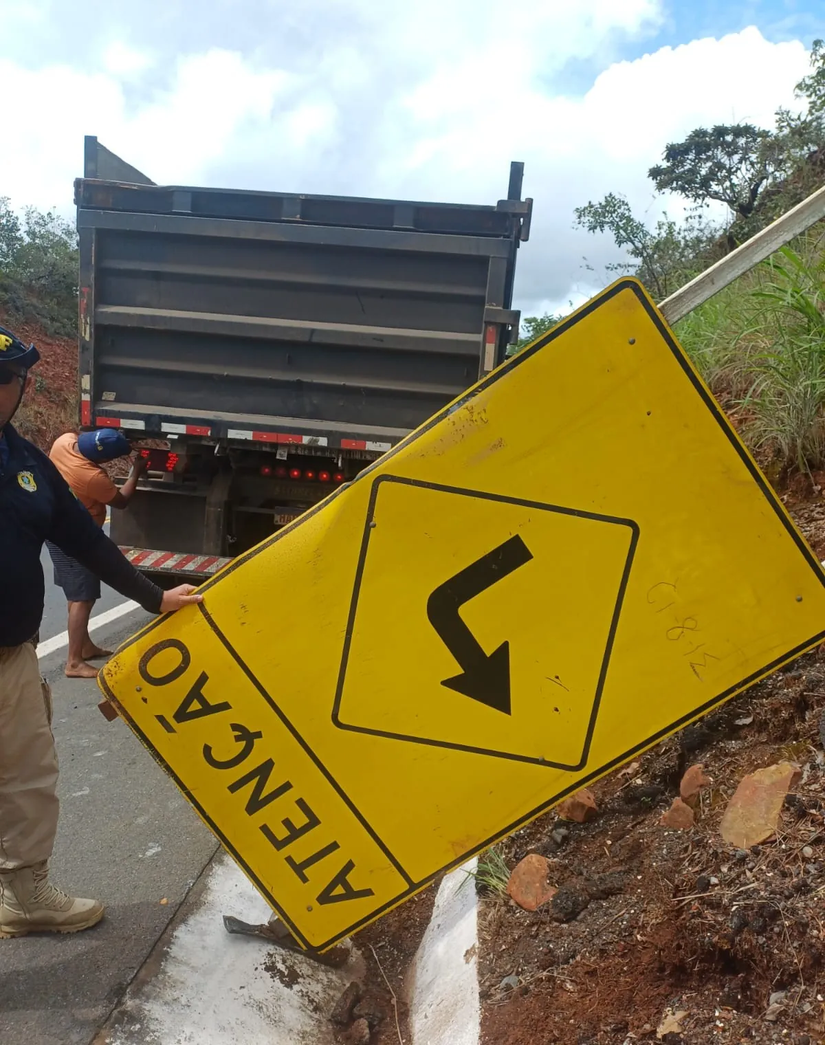 PRF flagra homem carregando placa de sinalização retirada de margem da BR-365 | G1
