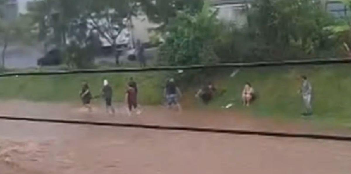 Pessoas formam corrente humana e salvam motorista ilhada em SP