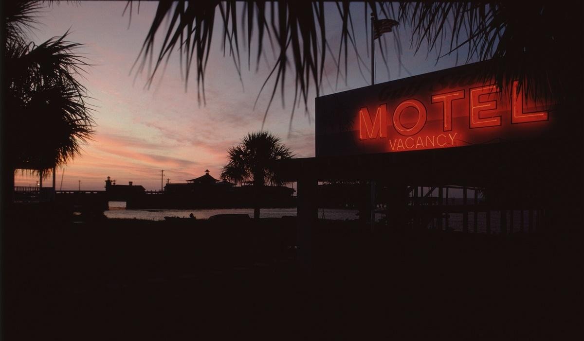 Suruba com picanha e muita cerveja acaba com homens presos em motel