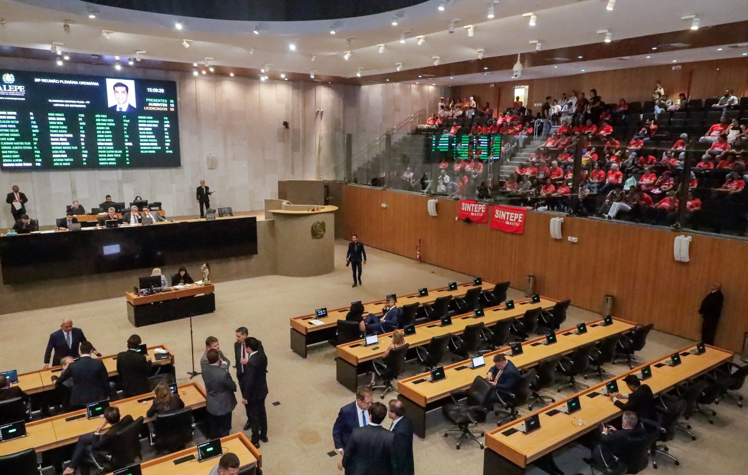 Janela partidária muda forças e PP lidera número de deputados na Alepe