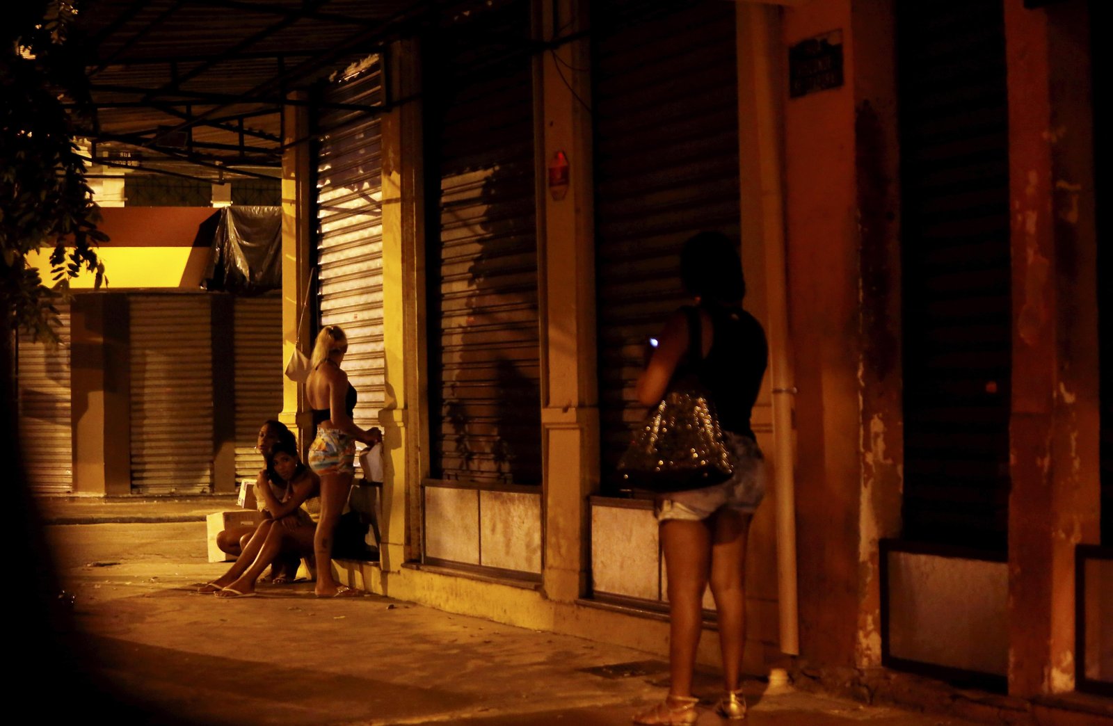 'Ele já chegou a quase enforcar três meninas': mulheres trans que vivem da prostituição em Niterói dizem que homem exige R$ 120 por semana de cada uma