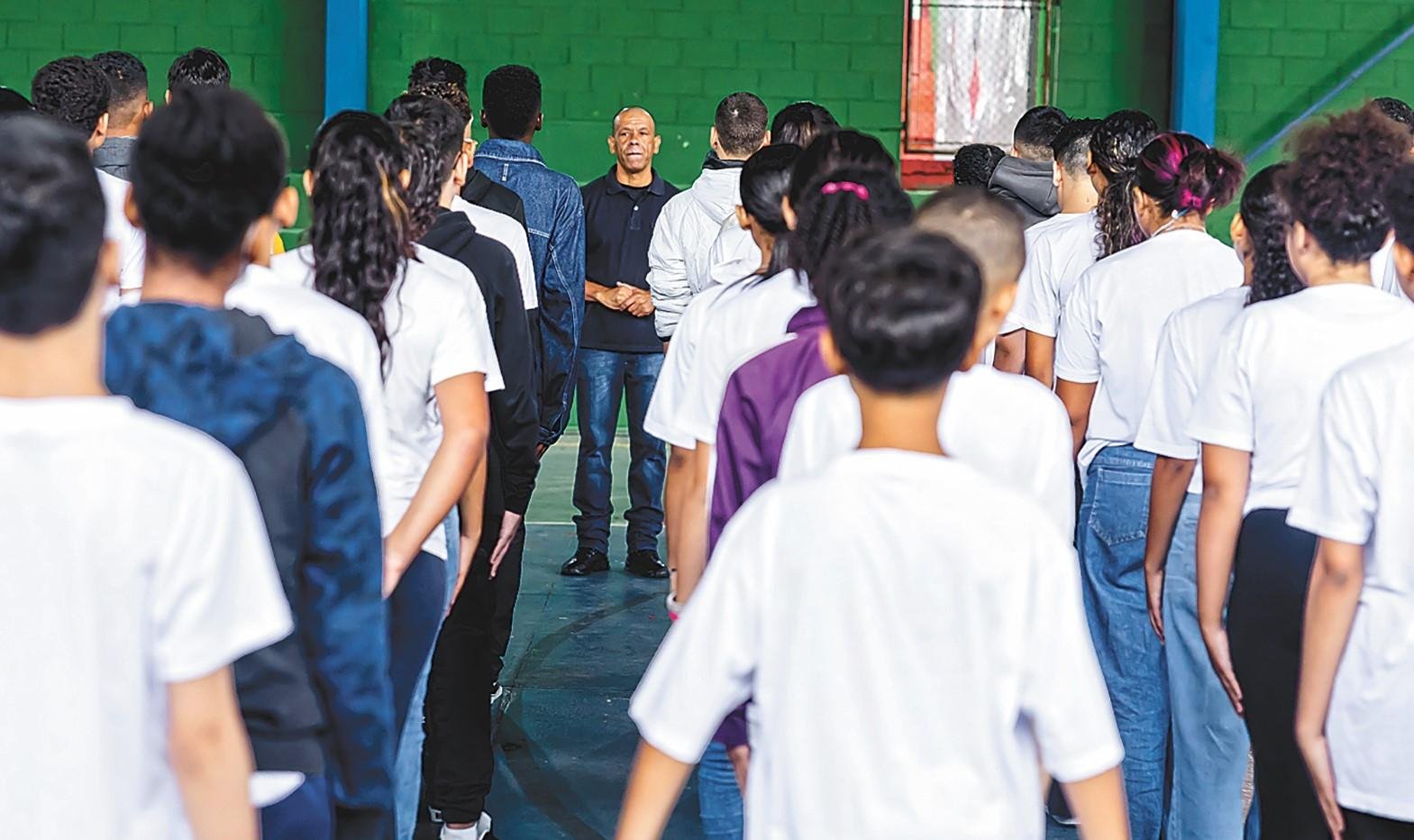 'Bom ter disciplina' x 'estamos desconfortáveis': com continência e hino, a estreia das escolas cívico-militares em SP