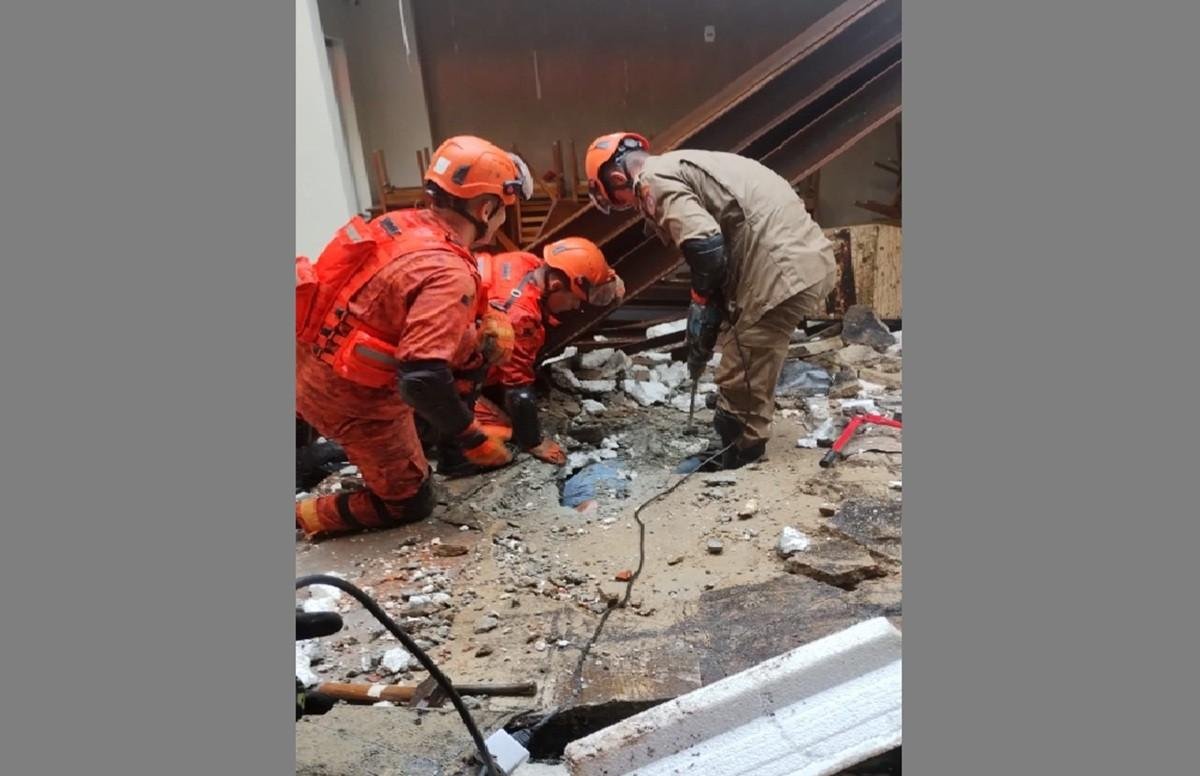Mulher é resgatada após desabamento de restaurante em Cabo frio; vídeo | G1