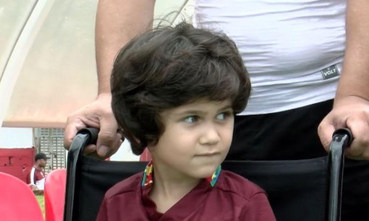 Menino que sobreviveu a queda de 10º andar visita clube do coração