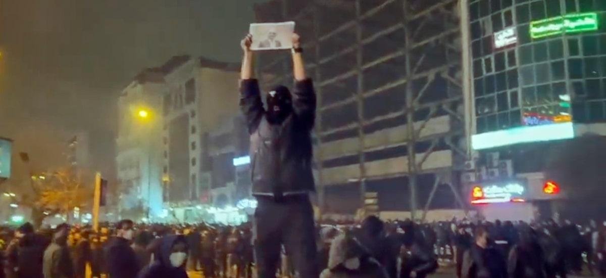 Internet cortada e mortos: protestos no Irã completam duas semanas e autoridades aumentam repressão