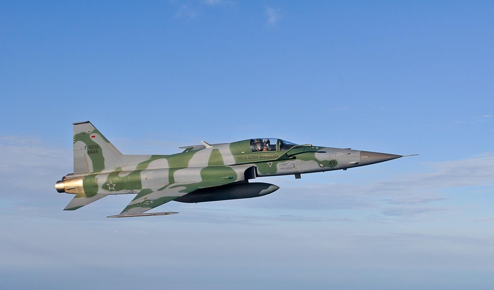 Caças da FAB rompem barreira do som e causam estrondos no Sul do RJ | G1