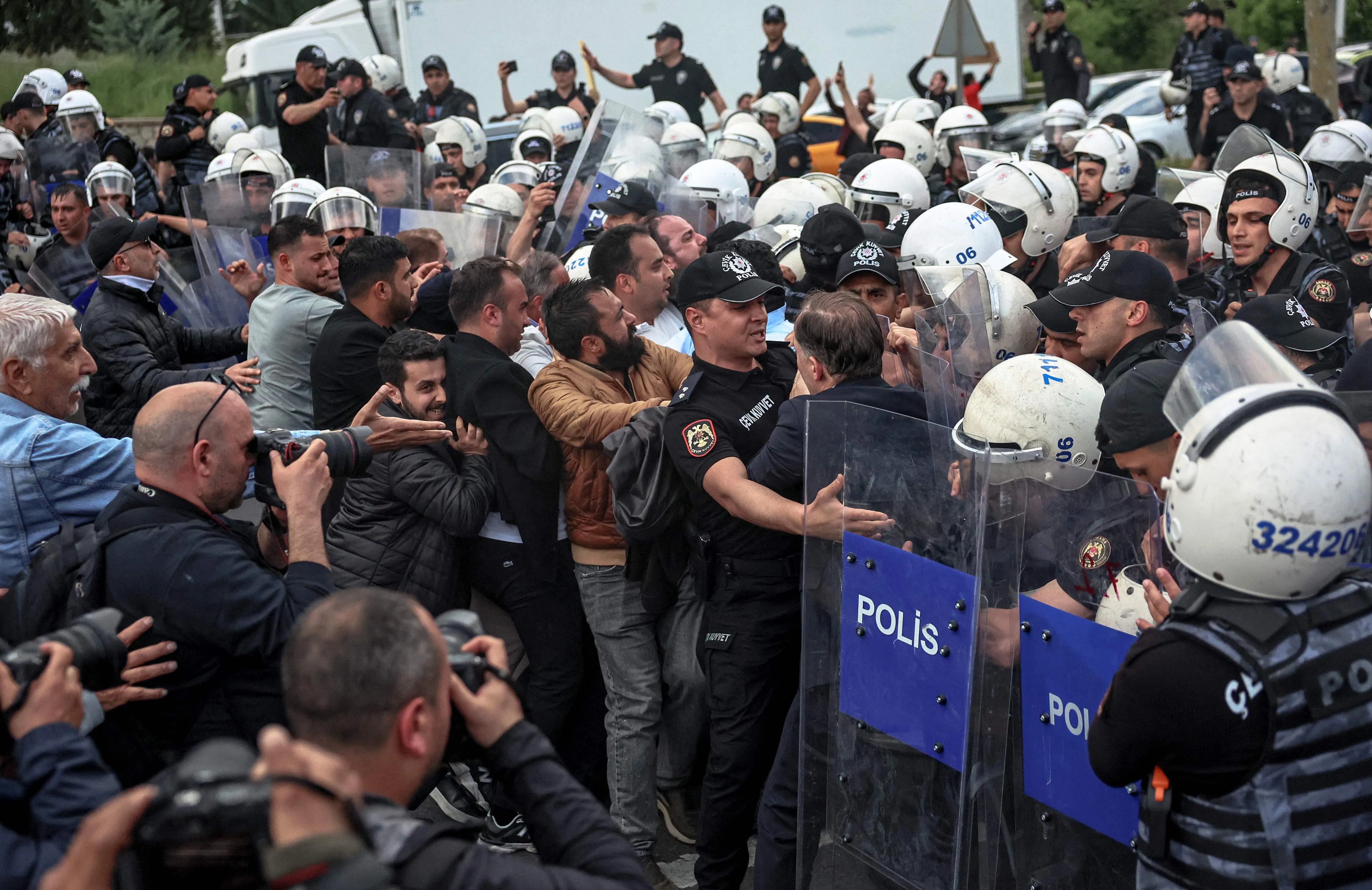 Polícia de choque da Turquia invade sede do principal partido de oposição a Erdogan; veja vídeo