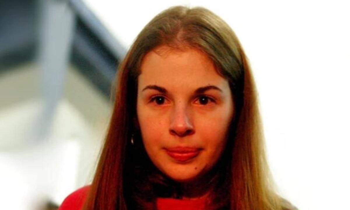 Suzane von Richthofen solda portão e retira carro do tio morto