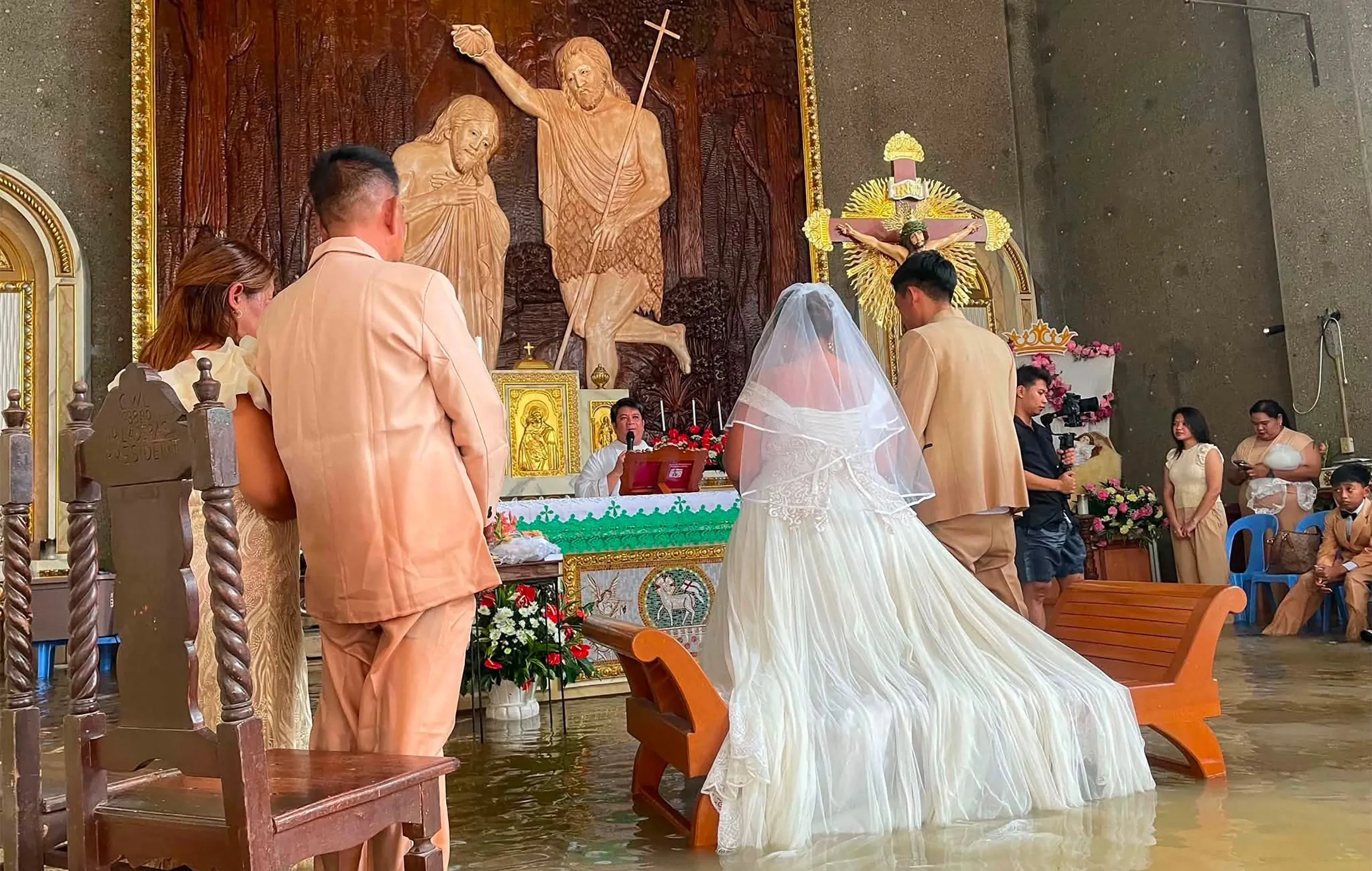 Paróquia aconselhou adiar casamento em igreja alagada; noivos e convidados participaram da celebração com água na cintura
