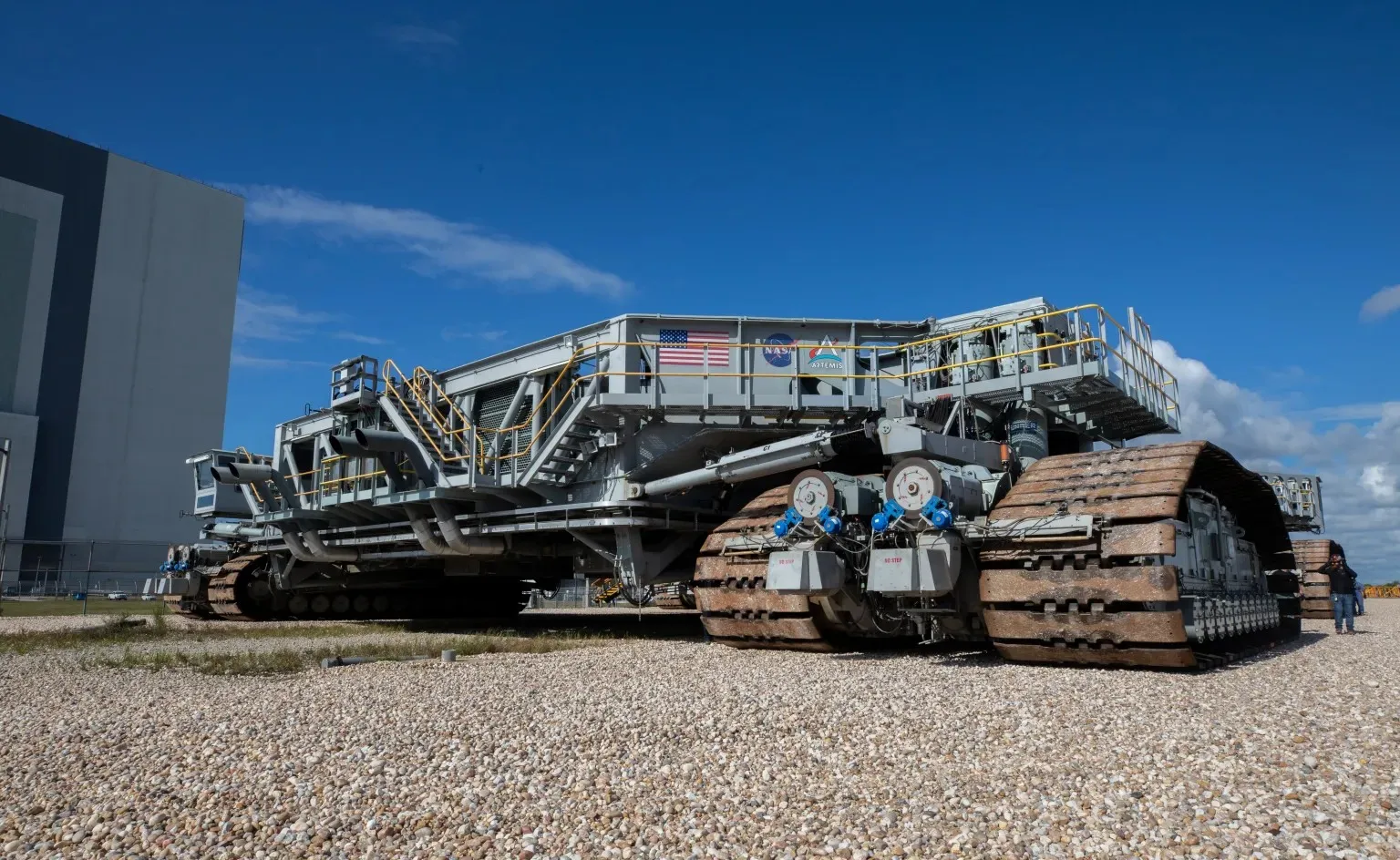 Um gigante de 60 anos, 3 mil toneladas e 5,5 mil cavalos: Conheça veículo transportador de foguetes da Nasa