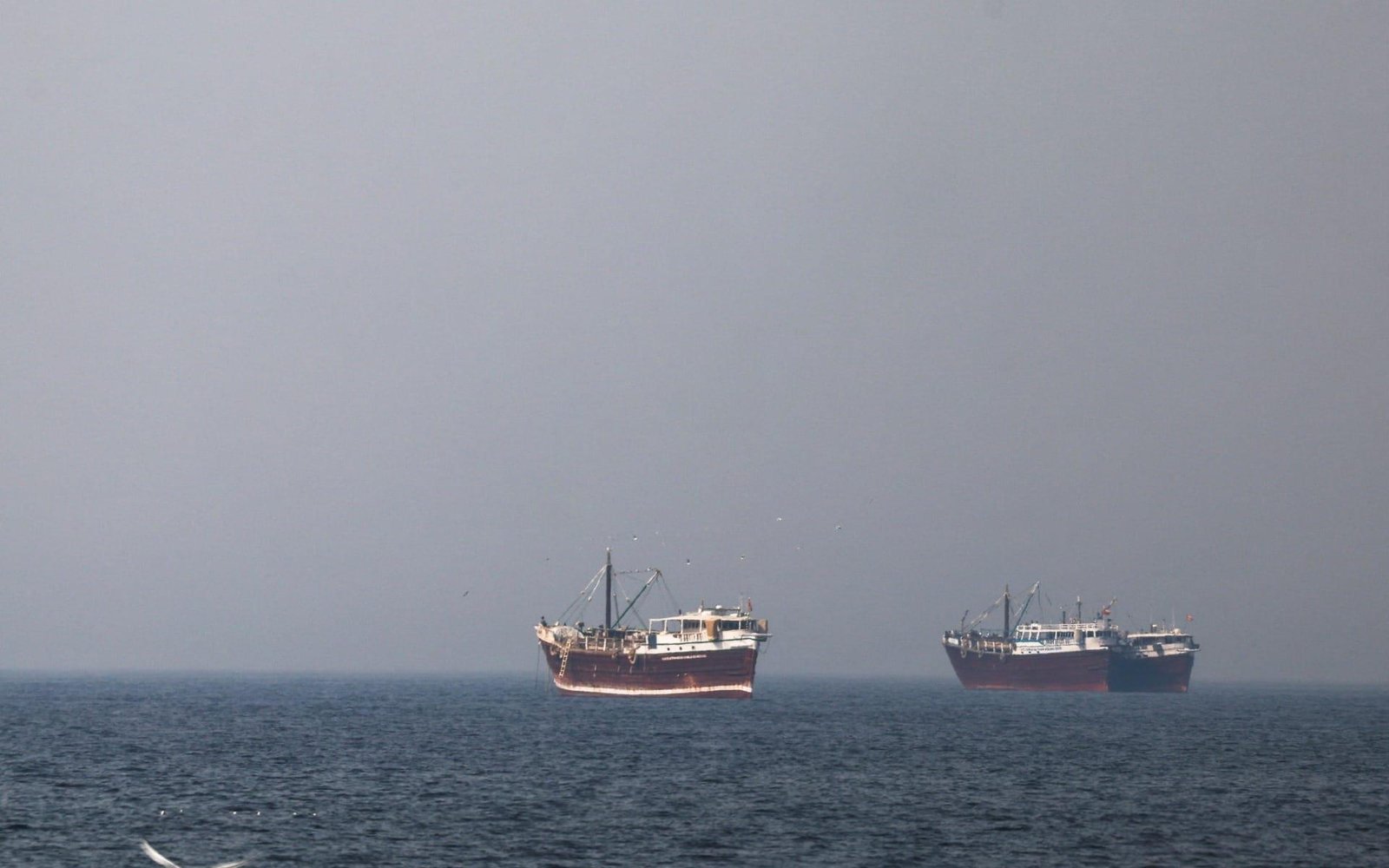 Irã diz que Estreito de Ormuz está fechado e ameaça atacar navios