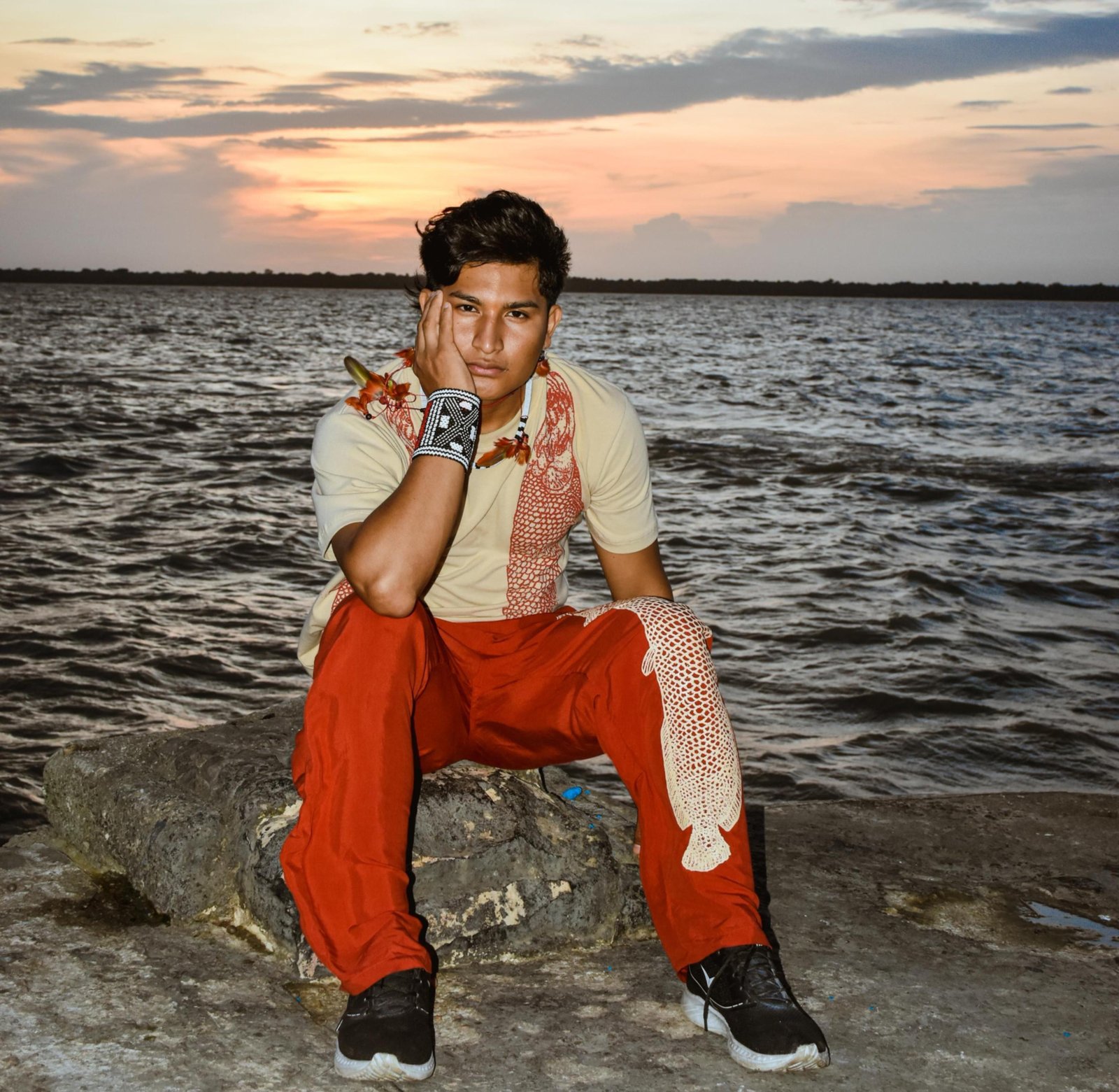 Indígena faz sucesso nas redes ao compartilhar saberes tradicionais: 'Sem esquecer de onde vim' | G1