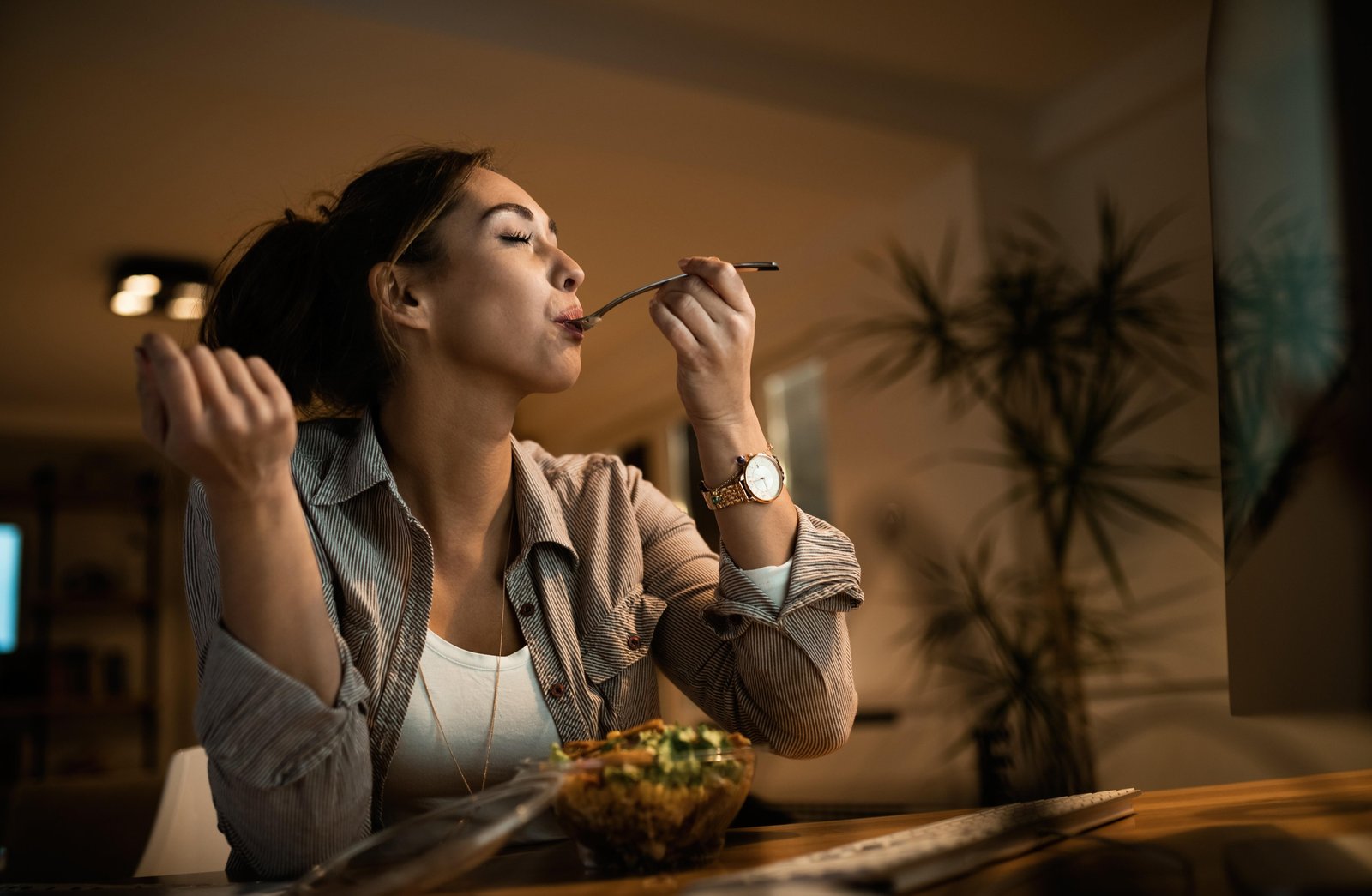 Por que continuamos comendo mesmo quando estamos satisfeitos? Estudo mostra que não se trata só de força de vontade