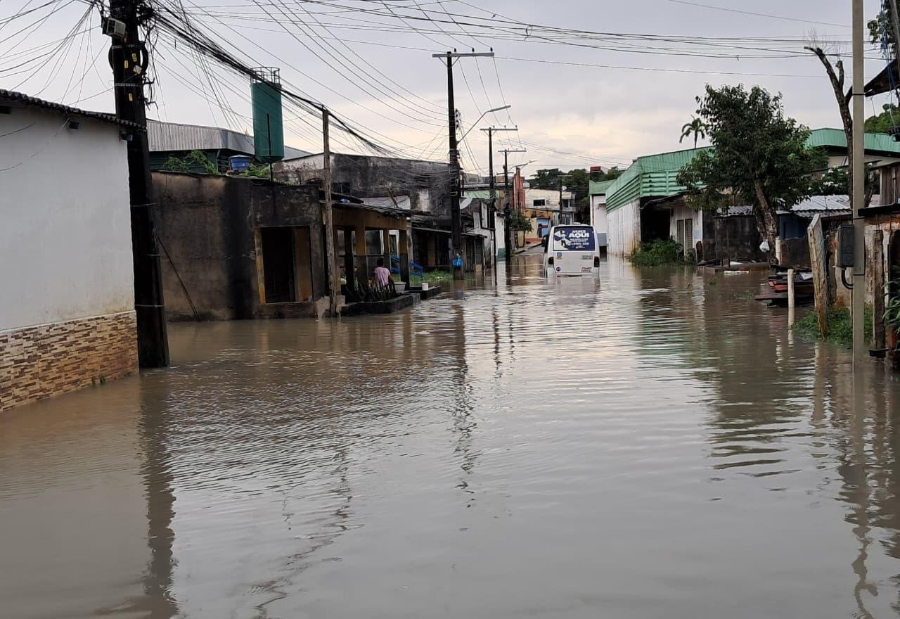 Chuva em Manaus: Bombeiros resgatam pessoas de micro-ônibus com bote | G1