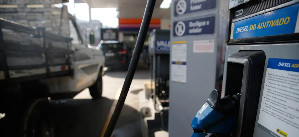 Petróleo volta a US$ 100 por barril e defasagem do diesel da Petrobras sobe a 72%, diz entidade