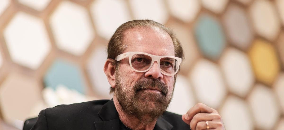 Reinaldo Carneiro Bastos sofre cerco da polícia e da oposição, enquanto busca reeleição na FPF