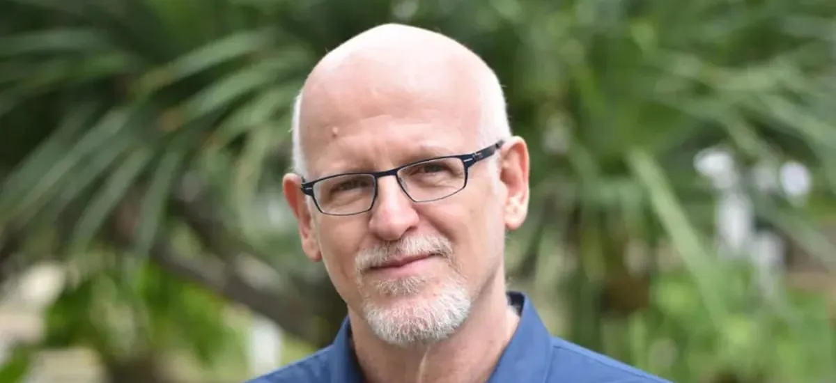 Entrevista | Internet mostra mães e bebês ‘editados’, e não vida real, aponta o pediatra Daniel Becker