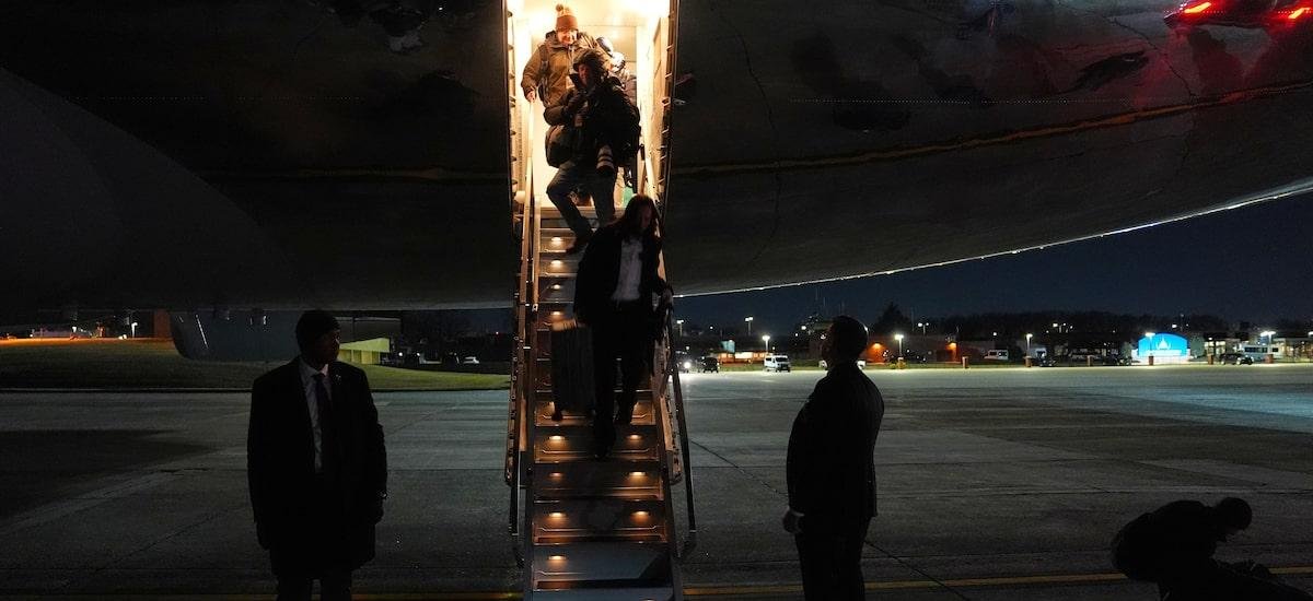 Avião de Trump retorna à base aérea após problema elétrico, diz Casa Branca