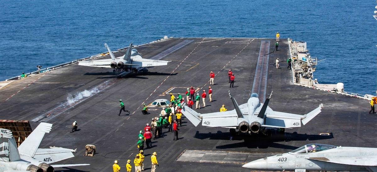 Guarda Revolucionária do Irã diz ter atingido porta-aviões norte-americano; EUA negam