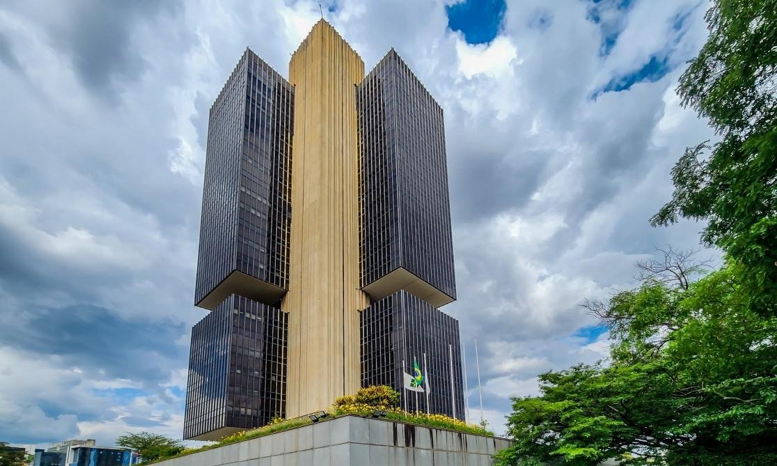 Banco Central deve detalhar nesta terça-feira cenário de corte de juros no próximo Copom