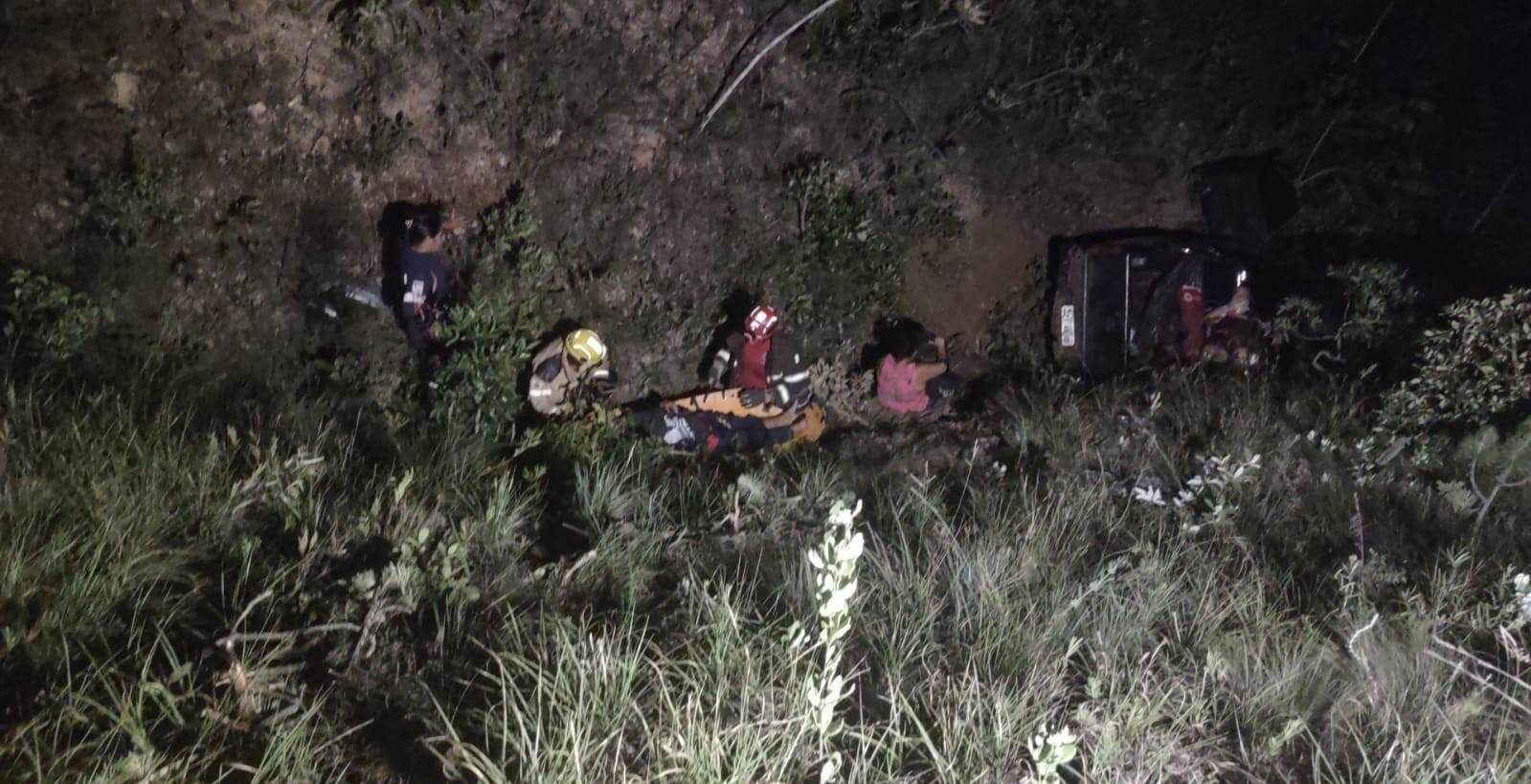 Caminhonete cai em ribanceira e 5 pessoas são socorridas | G1