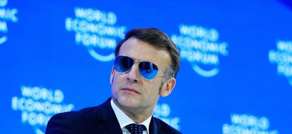 Por que Macron usou óculos escuros durante discurso no Fórum Econômico Mundial? Entenda