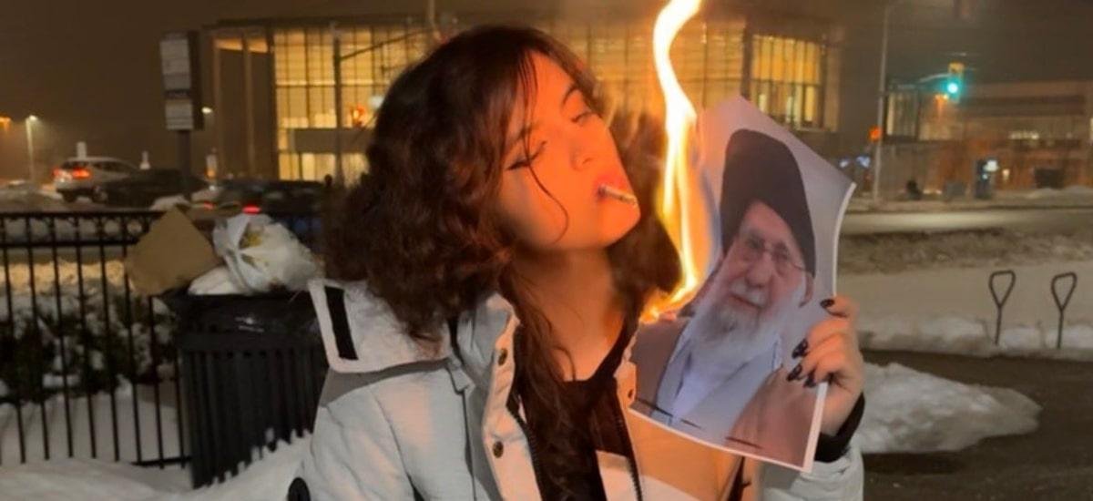 Mulheres desafiam regime do Irã queimando foto do líder supremo em protesto simbólico