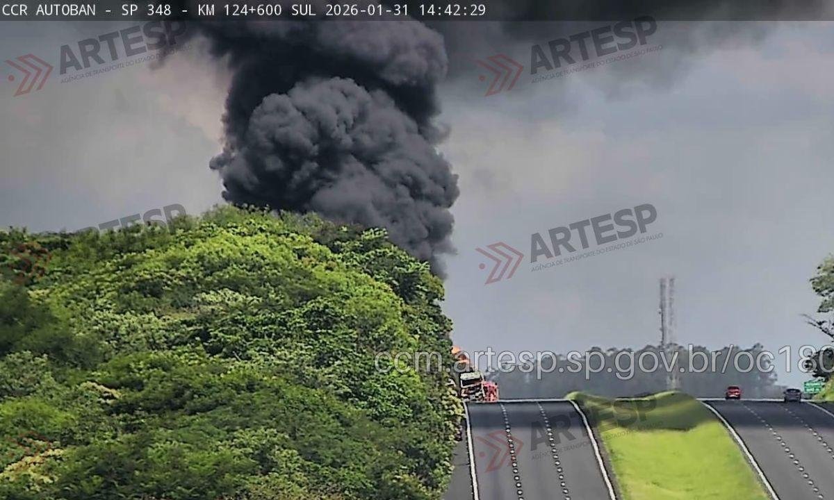 Carreta com destilado de petróleo tomba e pega fogo na Bandeirantes