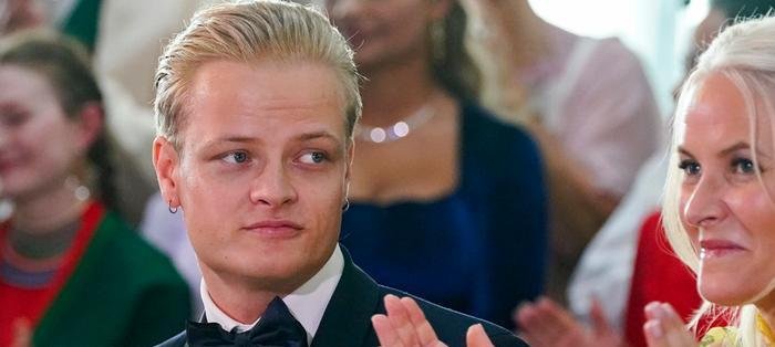 Filho da princesa da Noruega é preso antes de julgamento por estupro