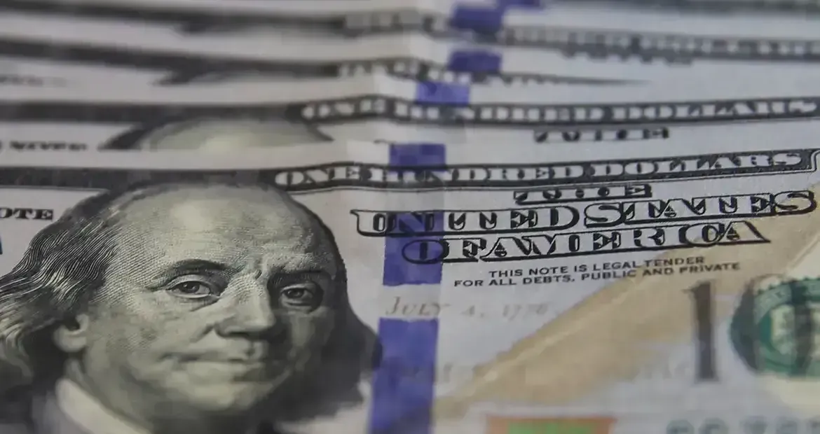 Conflito contra o Irã faz petróleo disparar e dólar subir no mundo