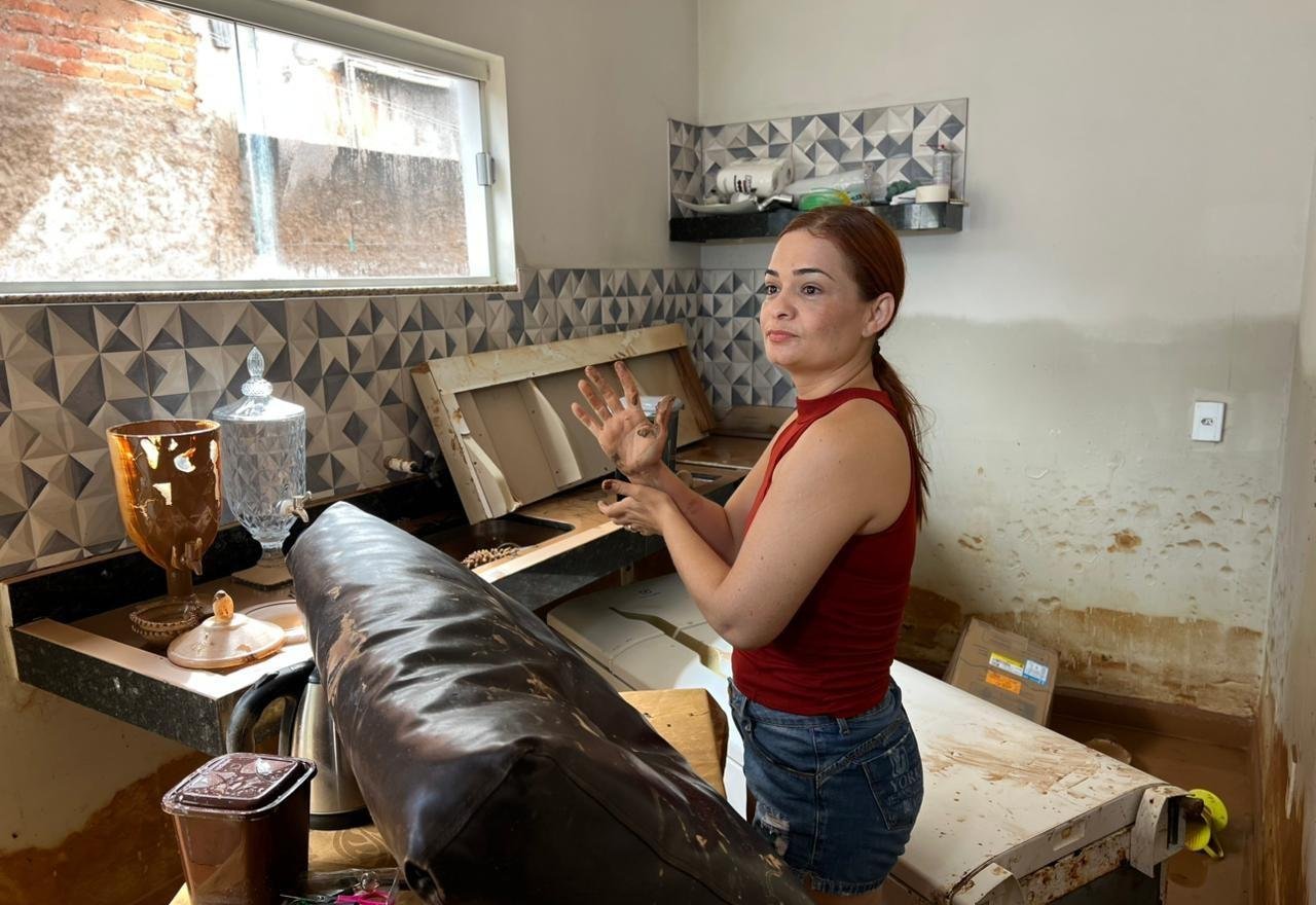 'De cortar o coração', diz sócia de salão inundado dois dias após inauguração em Espinosa | G1