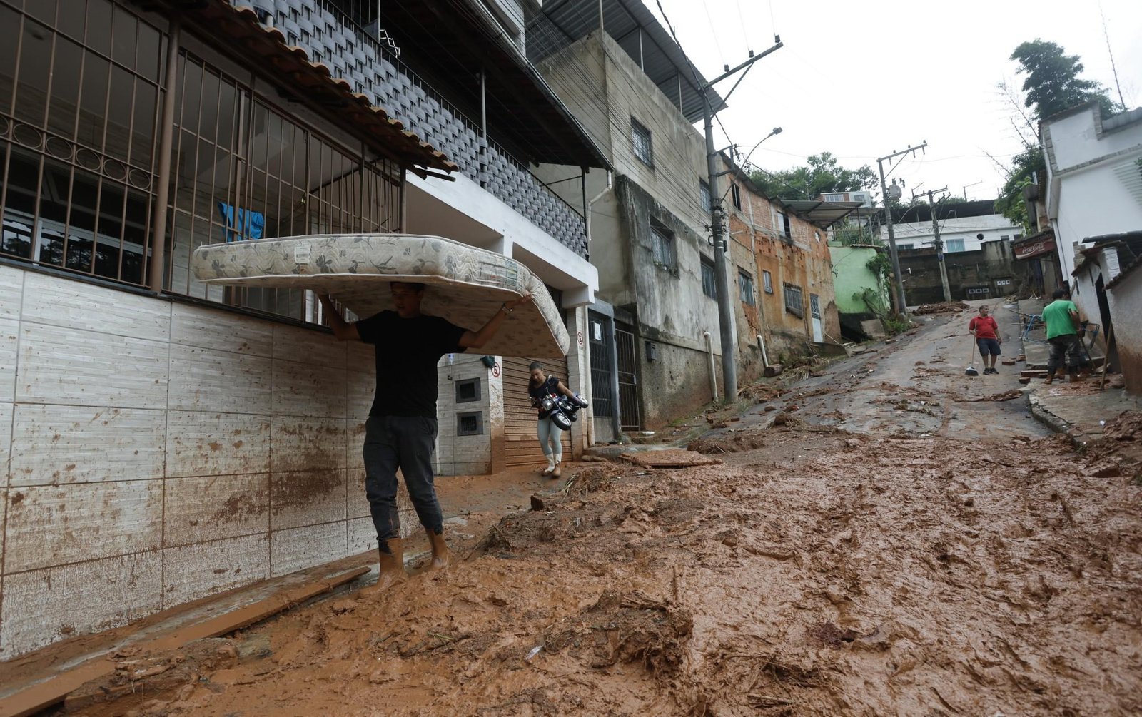 Com medo de saques, moradores voltam a bairros evacuados para buscar pertences em Juiz de Fora