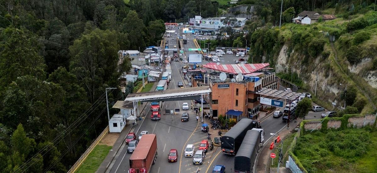 Filas quilométricas na fronteira entre Colômbia e Equador antes de novas tarifas entrarem em vigor