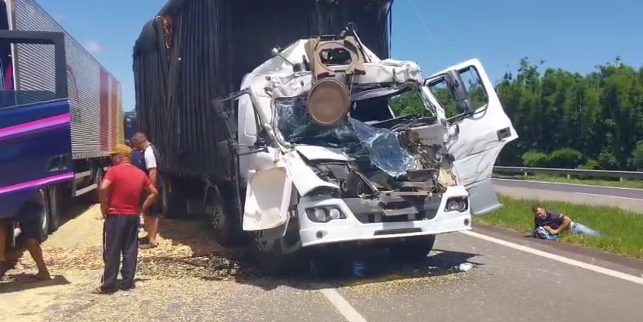 Acidente entre dois caminhões deixa pessoa ferida em Itapetininga | G1