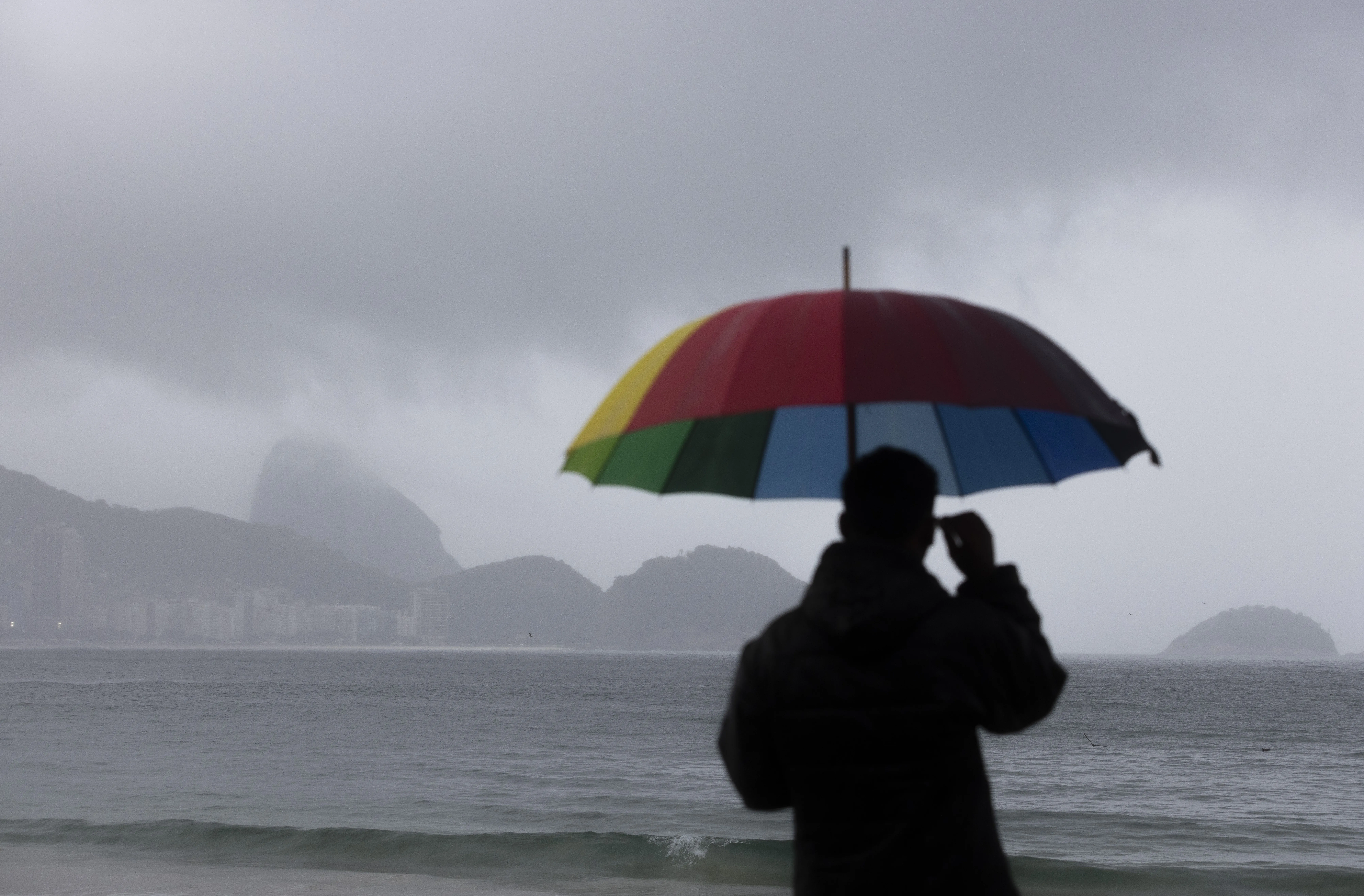 Massa de ar polar mantém temperaturas baixas no Rio, SP e MG, enquanto frente fria leva chuva e rajadas de vento ao Sul; veja previsão