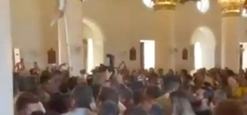 Diácono interrompe tumulto em missa com Ciro e Elmano
