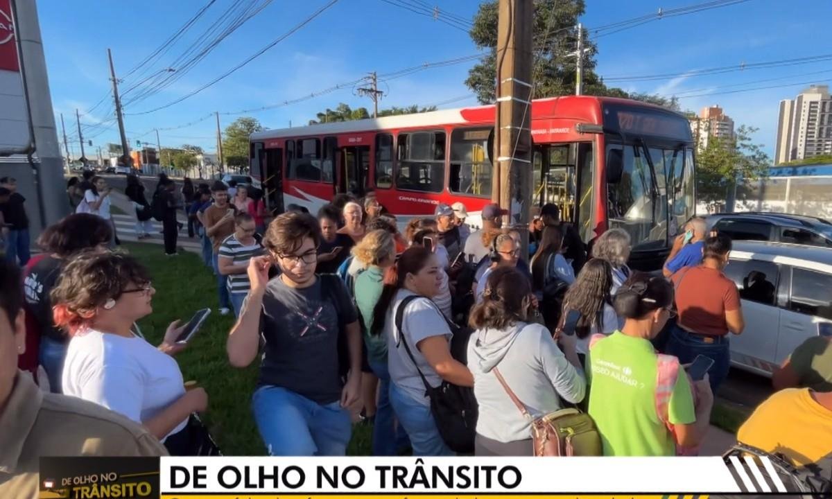 Ônibus bate durante reportagem e expõe caos no transporte público | G1
