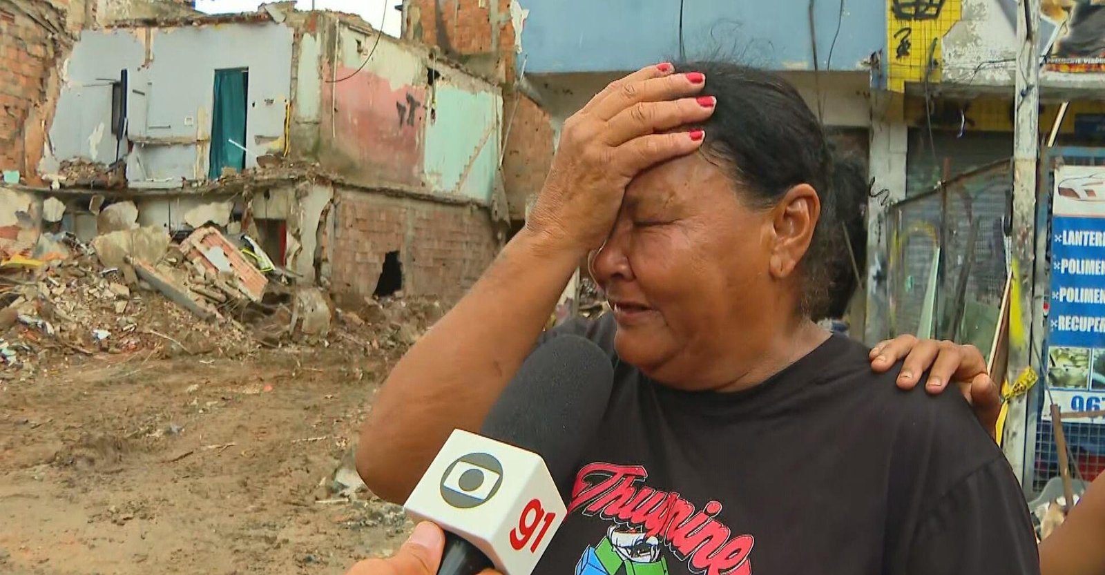 Desabamento no Maracanã: corpo de mãe soterrada é enterrado no Rio | G1