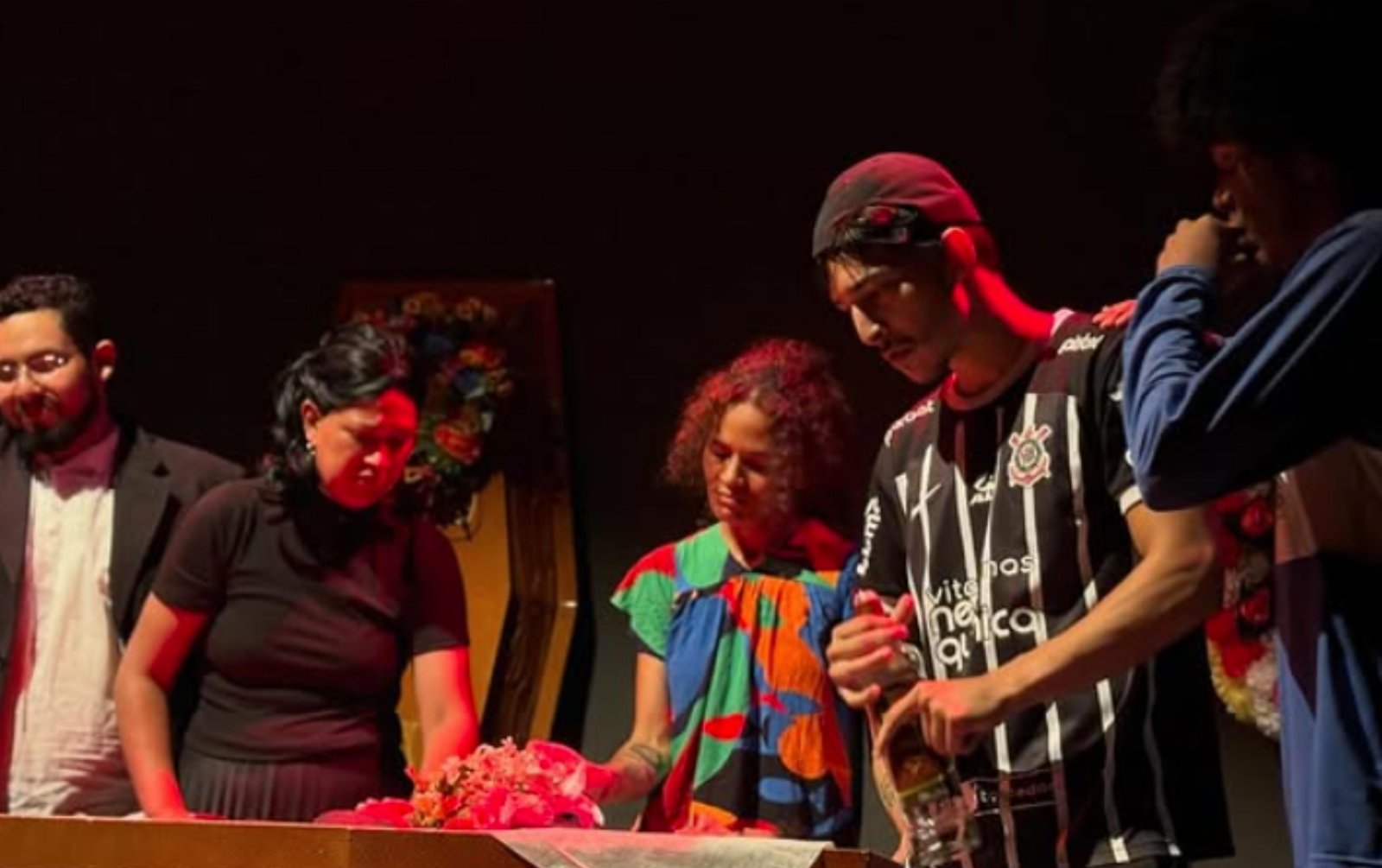 Peça 'Velório à Brasileira' volta aos palcos em Rio Branco | G1