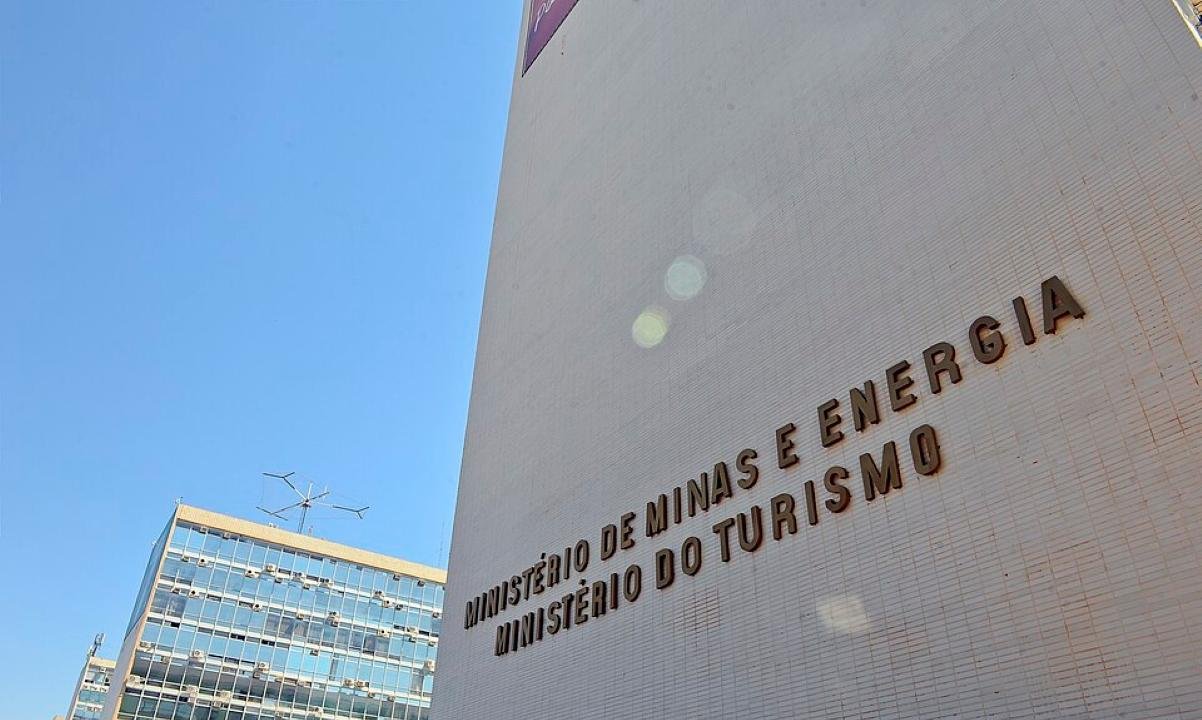 Nº 2 de Minas e Energia pede demissão e abre impasse por sucessão de Silveira