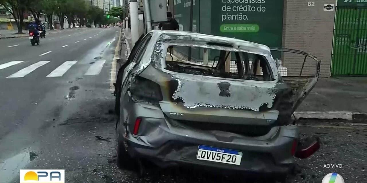 Carro colide com poste, pega fogo e tem perda total em Belém | G1