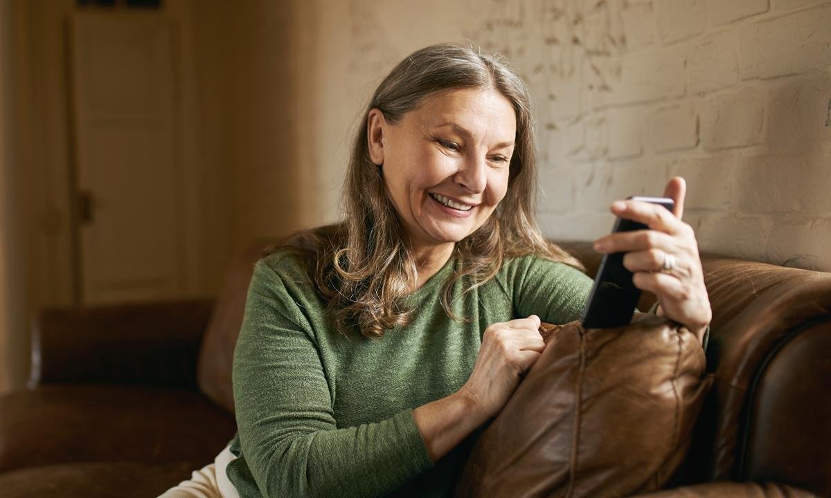 Neuropsicóloga explica se jogos de celular ajudam o cérebro na velhice