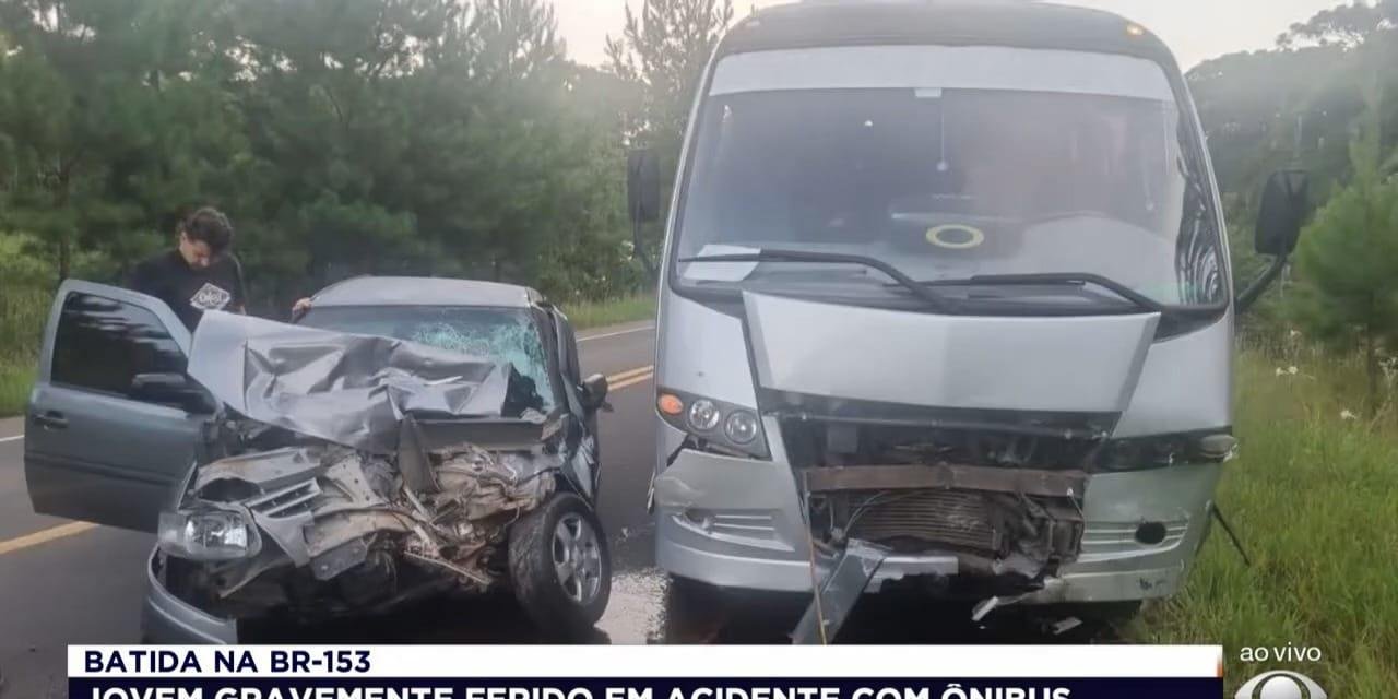 Jovem fica gravemente ferido em colisão entre carro e ônibus na BR-153