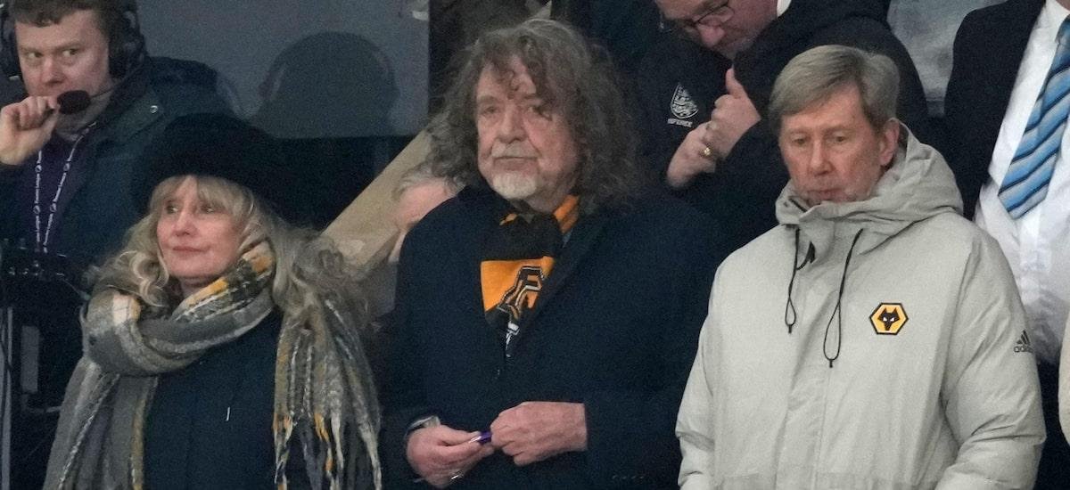Lanterna Wolverhampton bate Liverpool com gol de André no fim para delírio do roqueiro Robert Plant