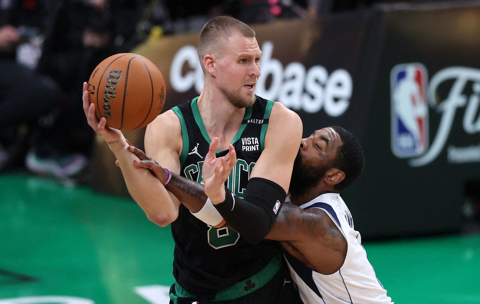 NBA: Documentos do caso Epstein citam pivô Kristaps Porzingis, mas não resultaram em acusações