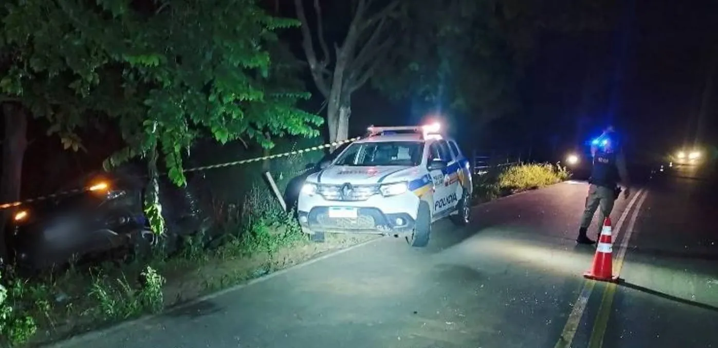 Duas mulheres morrem após caminhonete bater em árvore na MGC-458 | G1