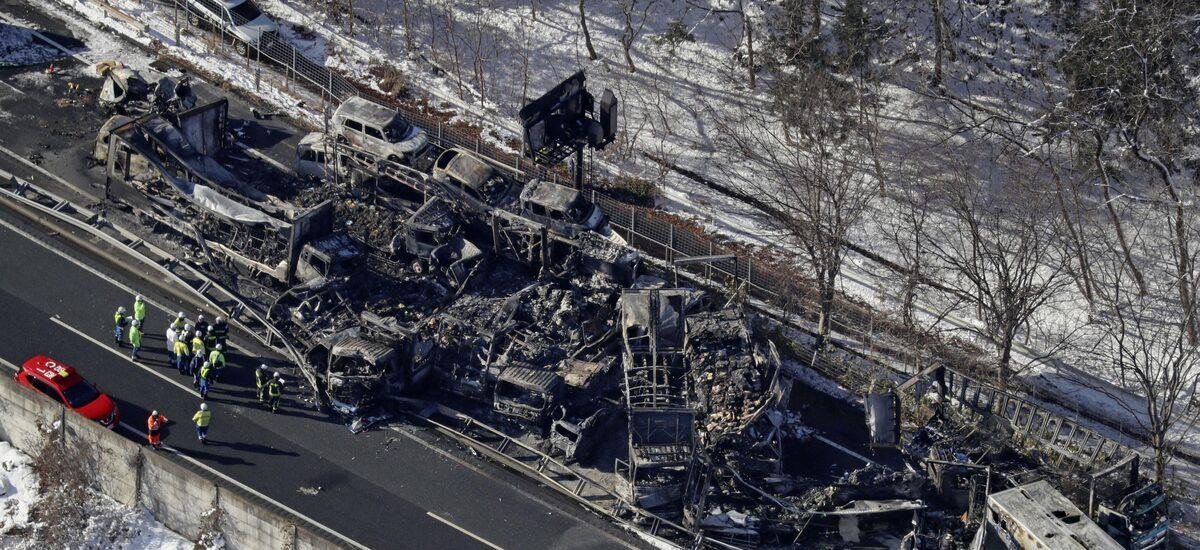 Engavetamento em rodovia no Japão mata duas pessoas e fere 26 no início da temporada de férias