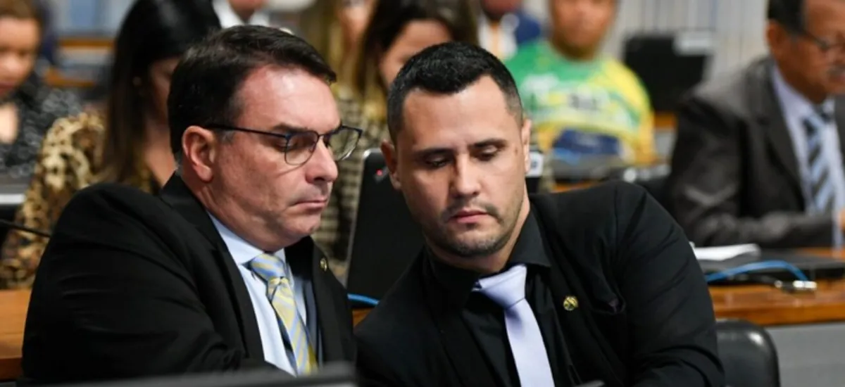 Candidatura de Flávio Bolsonaro perde ‘palanque de alto potencial’ com desistência de Cleitinho ao governo de MG, aponta cientista político